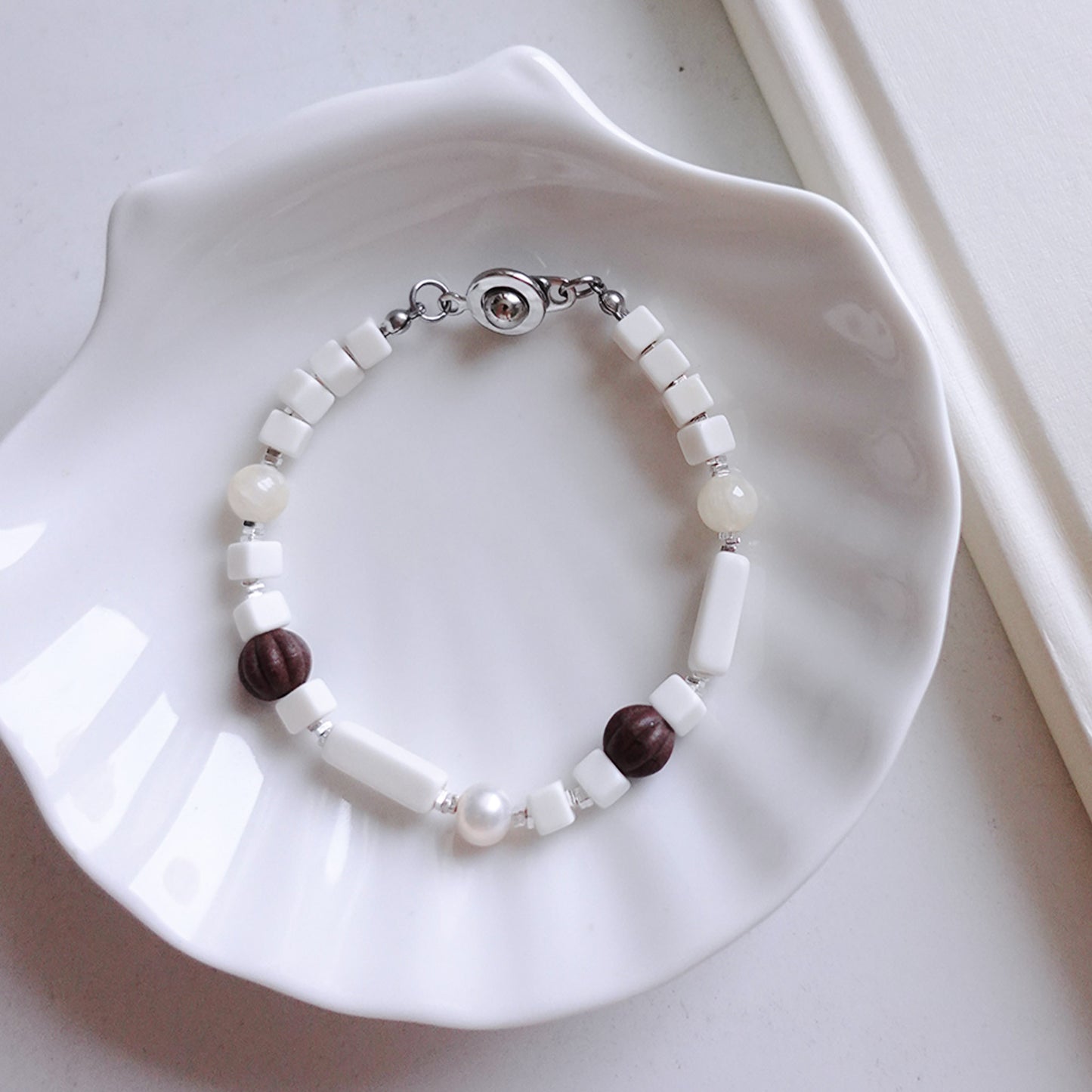 Oval Courtyard Bead Bracelet