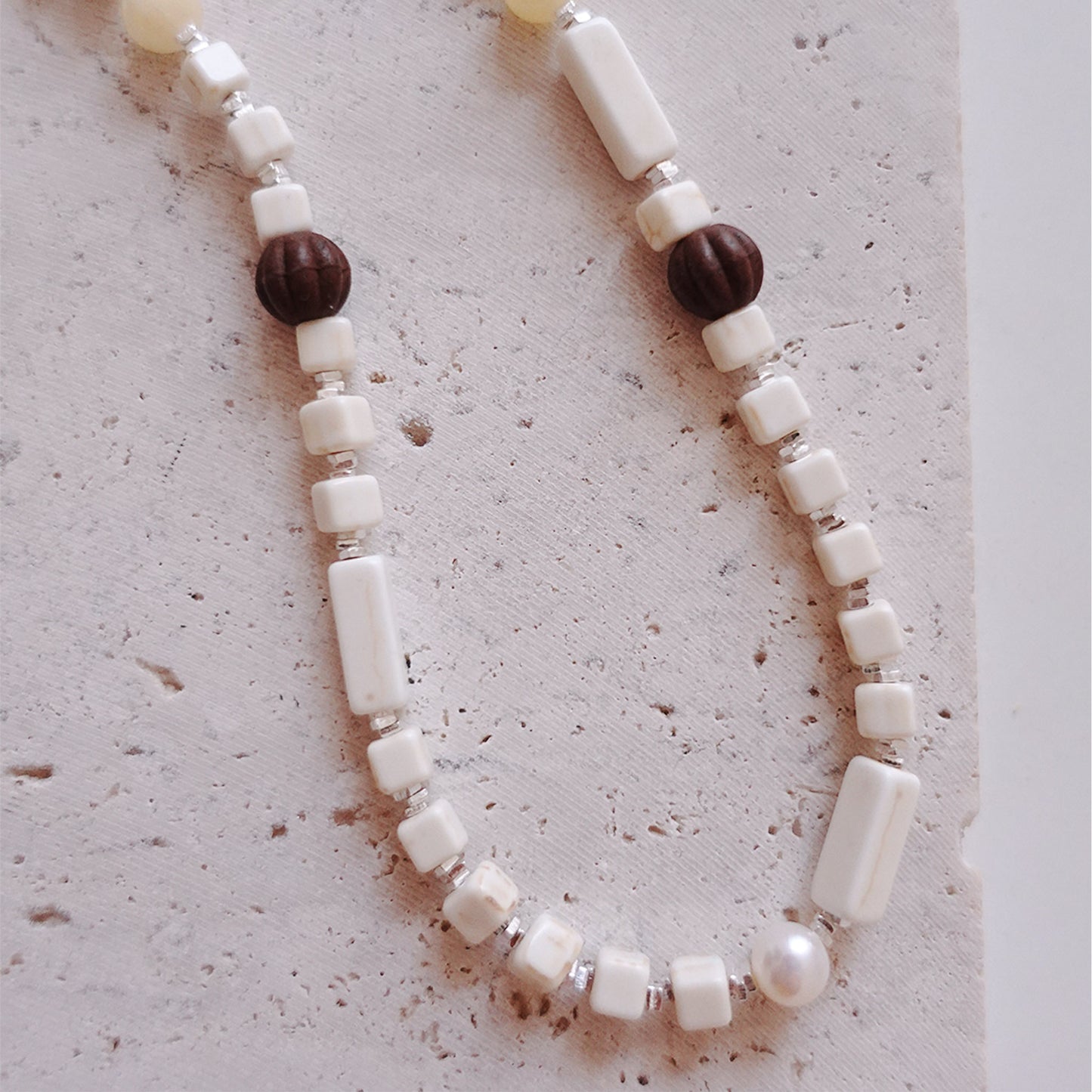 Oval courtyard Bead Necklace